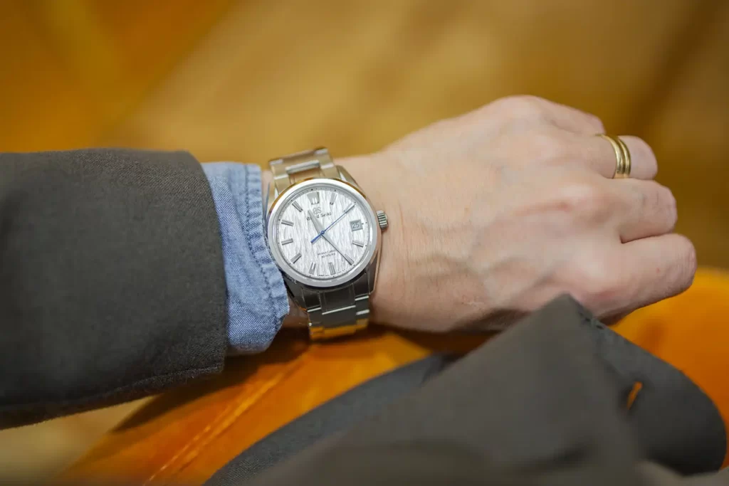 With a size of 40 millimeters and a thickness of 11.7 millimeters, the White Birch fits nicely on the wrist.